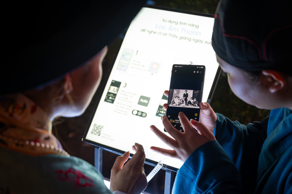 Với sự hỗ trợ của công nghệ hiện đại, hành trình này giúp nối liền quá khứ và hiện tại, giúp giới trẻ tiếp cận và hiểu rõ hơn về những giá trị quý báu của đất nước qua một trải nghiệm độc đáo và đầy sáng tạo. (Ảnh: Minh Sơn/Vietnam+)