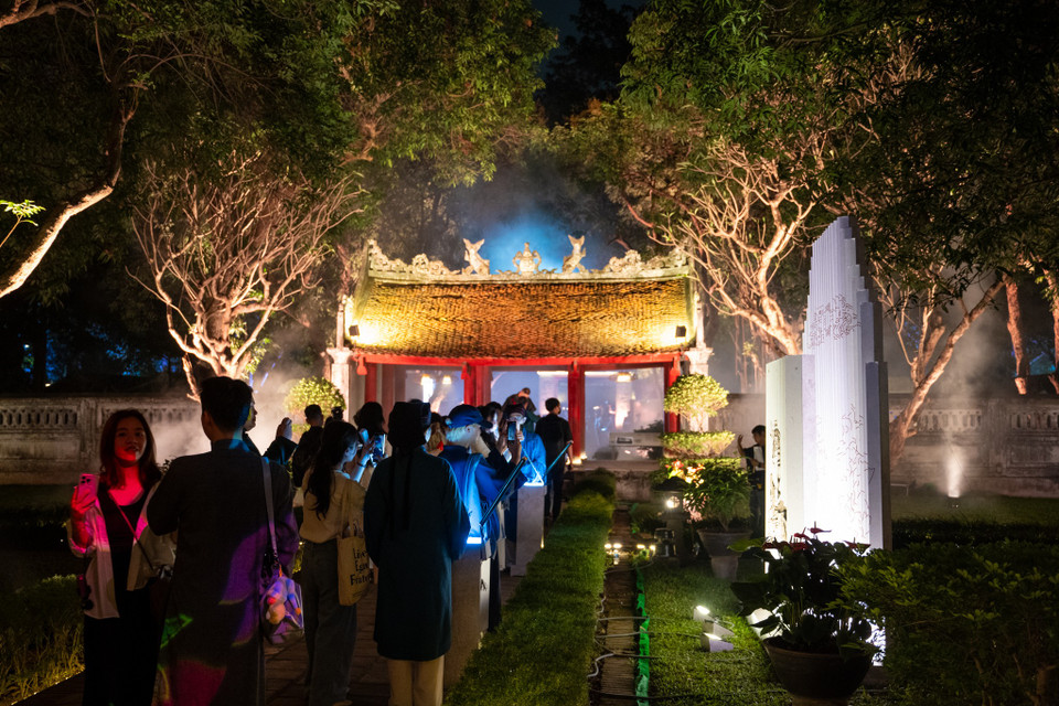 Samsung Việt Nam lần đầu tiên giới thiệu chương trình trải nghiệm "Một đêm hóa sỹ tử" với chủ đề "Galaxy AI hiểu tiếng Việt. Tôn vinh tri thức Việt." Đây là sự kiện nhằm tôn vinh các giá trị truyền thống của người Việt thông qua sự hỗ trợ của trí tuệ nhân tạo. (Ảnh: Minh Sơn/Vietnam+)