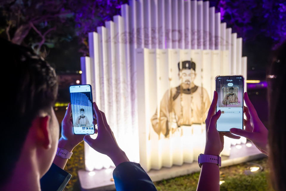 Khi mới từ ngoài cổng Văn Miếu, du khách sẽ được chiêm ngưỡng hình ảnh tái hiện “nghê chầu phượng múa” bằng công nghệ 3D mapping, chào đón họ vào con đường tri thức. (Ảnh: Minh Sơn/Vietnam+)