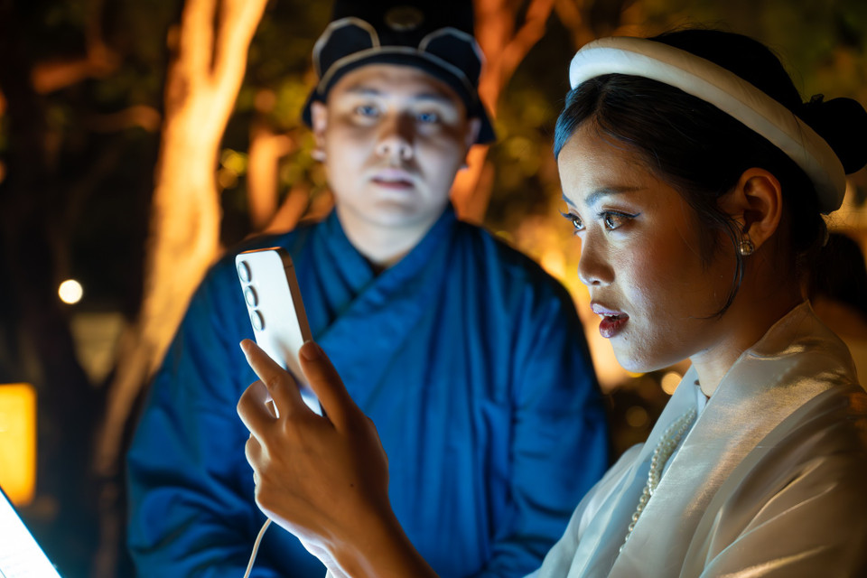 Chương trình trải nghiệm này không chỉ là một cơ hội để người tham gia tìm hiểu về văn hóa, mà còn là dịp để thấy được sức mạnh của công nghệ hiện đại. AI sẽ trở thành cầu nối giữa thế giới hiện đại và tinh thần học hành, trọng đạo của các sĩ tử xưa. Bằng việc ứng dụng công nghệ 3D mapping và khả năng hiểu tiếng Việt sâu sắc, công nghệ AI mang đến một cách tiếp cận mới mẻ về di sản văn hóa dân tộc. (Ảnh: Minh Sơn/Vietnam+)