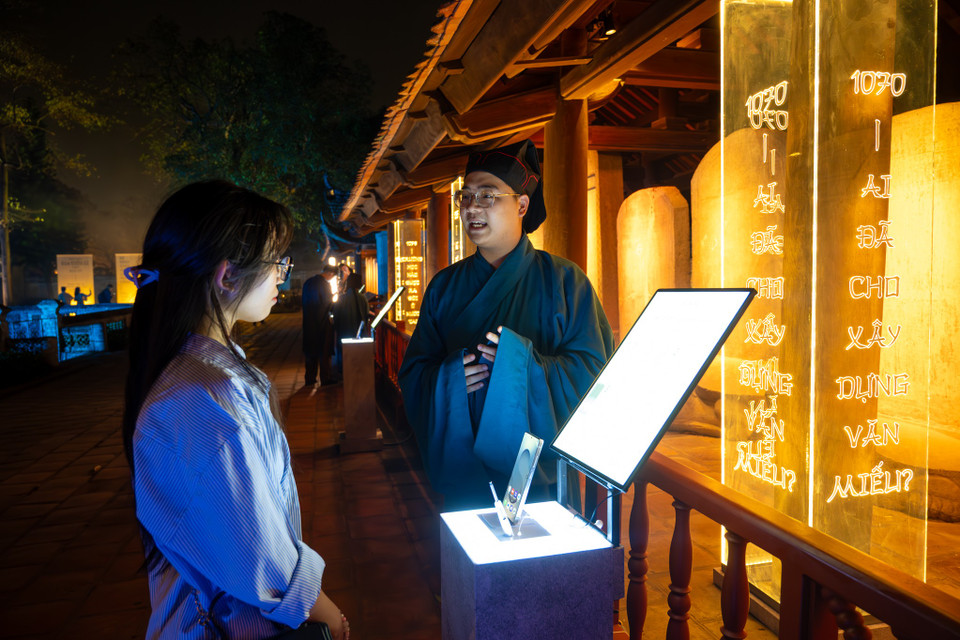 Ông Lê Xuân Trường - Giám đốc Tiếp thị và Truyền thông ngành hàng Trải nghiệm Di động của Samsung Việt Nam chia sẻ: “Chúng tôi hy vọng rằng, thông qua Galaxy AI, người tham gia sẽ có được một cái nhìn sâu sắc hơn về lịch sử, văn hóa, và giá trị tri thức Việt Nam. Công nghệ không chỉ giúp ghi nhớ mà còn giúp tôn vinh những giá trị này một cách sáng tạo và gần gũi." (Ảnh: Minh Sơn/Vietnam+)