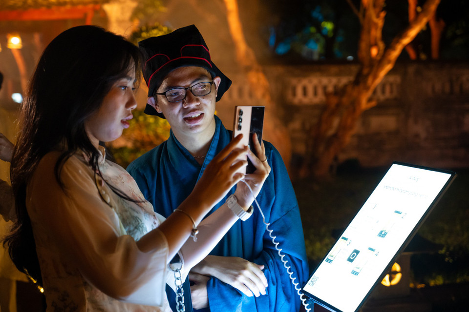 Bằng sự hỗ trợ từ AI, mỗi người tham gia sẽ có cơ hội khám phá một cách mới mẻ và gần gũi hơn về hành trình khoa cử, cũng như tri thức Việt. Samsung hy vọng rằng, thông qua việc kết hợp giữa công nghệ và di sản văn hóa, sự kiện sẽ tạo ra một dấu ấn đáng nhớ cho thế hệ trẻ Việt Nam. (Ảnh: Minh Sơn/Vietnam+)