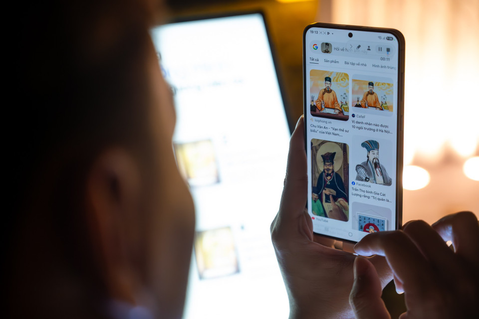 Chương trình trải nghiệm không chỉ là cơ hội để người tham gia khám phá di sản văn hóa Việt Nam qua công nghệ hiện đại, mà còn là dịp để khơi dậy niềm tự hào dân tộc trong giới trẻ. Đại diện Samsung cho biết, Galaxy AI không chỉ giúp hiểu tiếng Việt mà còn thấu cảm và trân trọng văn hóa Việt, tạo ra một không gian sống động và đậm đà bản sắc dân tộc. (Ảnh: Minh Sơn/Vietnam+)