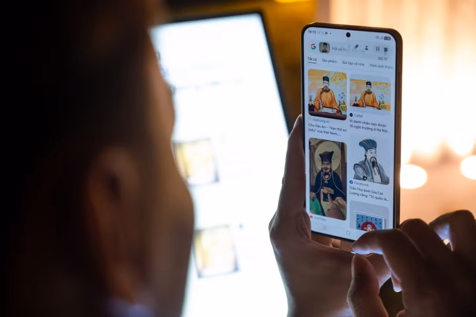 Chương trình trải nghiệm không chỉ là cơ hội để người tham gia khám phá di sản văn hóa Việt Nam qua công nghệ hiện đại, mà còn là dịp để khơi dậy niềm tự hào dân tộc trong giới trẻ. Đại diện Samsung cho biết, Galaxy AI không chỉ giúp hiểu tiếng Việt mà còn thấu cảm và trân trọng văn hóa Việt, tạo ra một không gian sống động và đậm đà bản sắc dân tộc. (Ảnh: Minh Sơn/Vietnam+)