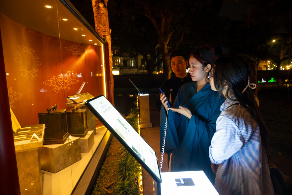 Lần đầu tiên, AI trở thành cầu nối người Việt trẻ với tinh thần hiếu học, trọng đạo của các sĩ tử xưa, giúp các bạn trẻ cảm nhận hành trình khoa cử bằng ngôn ngữ công nghệ hiện đại. (Ảnh: Minh Sơn/Vietnam+)
