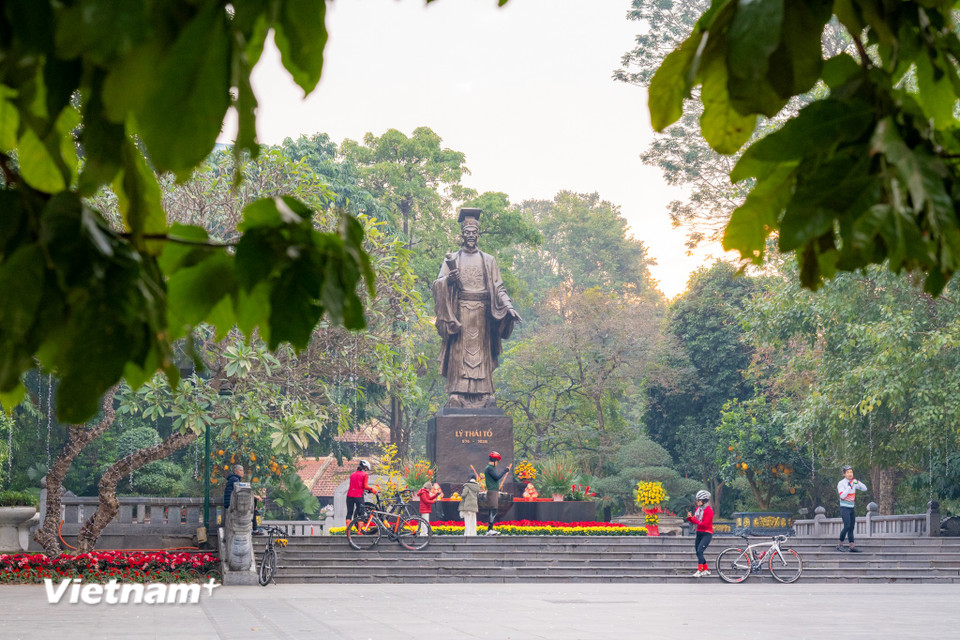 Tại các tuyến phố ở khu vực phố cổ, không ít người dân đã lựa chọn cũng người thân bạn bè đi du xuân từ khá sớm và lui tới những khu vực trung tâm thành phố và phố cổ Hà Nội để chụp ảnh kỉ niệm mừng xuân mới đã về. (Ảnh: Minh Sơn/Vietnam+)