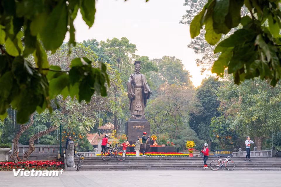 Tại các tuyến phố ở khu vực phố cổ, không ít người dân đã lựa chọn cũng người thân bạn bè đi du xuân từ khá sớm và lui tới những khu vực trung tâm thành phố và phố cổ Hà Nội để chụp ảnh kỉ niệm mừng xuân mới đã về. (Ảnh: Minh Sơn/Vietnam+)
