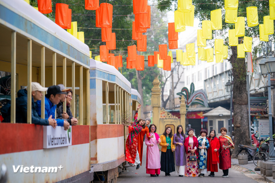 Hà Nội trong sáng mùng 1 Tết như trở về với bản chất xưa, yên tĩnh và dung dị. Trong những giây phút đầu tiên của năm Ất Tỵ 2025, không khí xuân đã kết nối tất cả con người, phong cảnh và tâm hồn, tạo nên một bức tranh Thủ đô đầy yên bình. (Ảnh: Minh Sơn/Vietnam+)