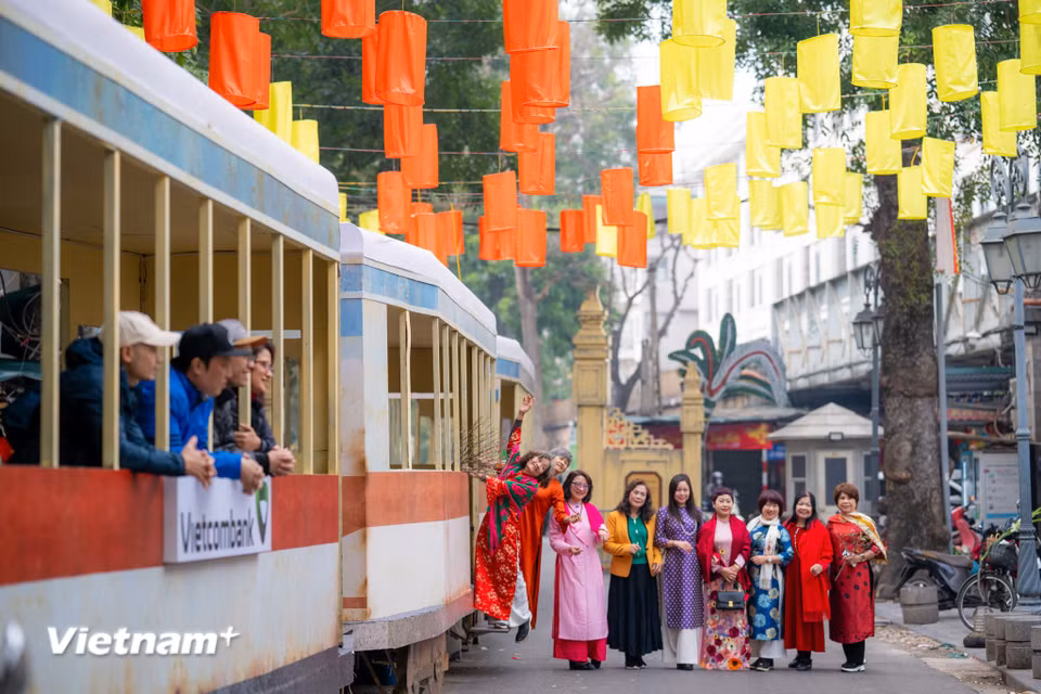 Hà Nội trong sáng mùng 1 Tết như trở về với bản chất xưa, yên tĩnh và dung dị. Trong những giây phút đầu tiên của năm Ất Tỵ 2025, không khí xuân đã kết nối tất cả con người, phong cảnh và tâm hồn, tạo nên một bức tranh Thủ đô đầy yên bình. (Ảnh: Minh Sơn/Vietnam+)