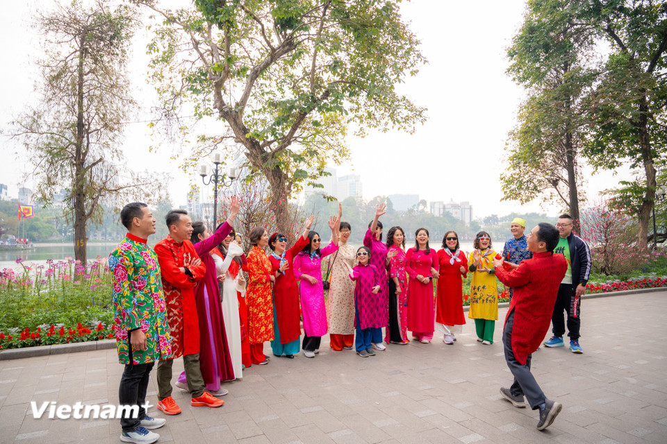 Đâu đó, những tốp người dân đã tụ tập bạn bè, người thân từ sáng sớm để đi du Xuân, chào đón một mùa Xuân tràn đầy hy vọng. (Ảnh: Minh Sơn/Vietnam+)
