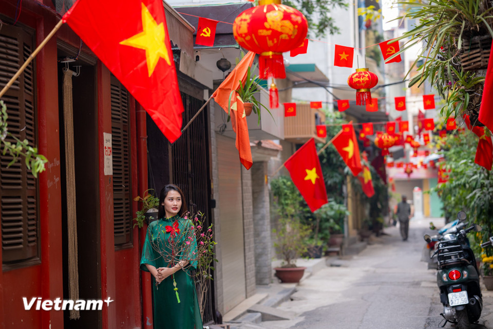 Màu sắc và không khí xuân lan tỏa khắp ngõ ngách, đem lại cảm giác ấm áp và niềm tin vào một năm mới bình an. (Ảnh: Minh Sơn/Vietnam+)