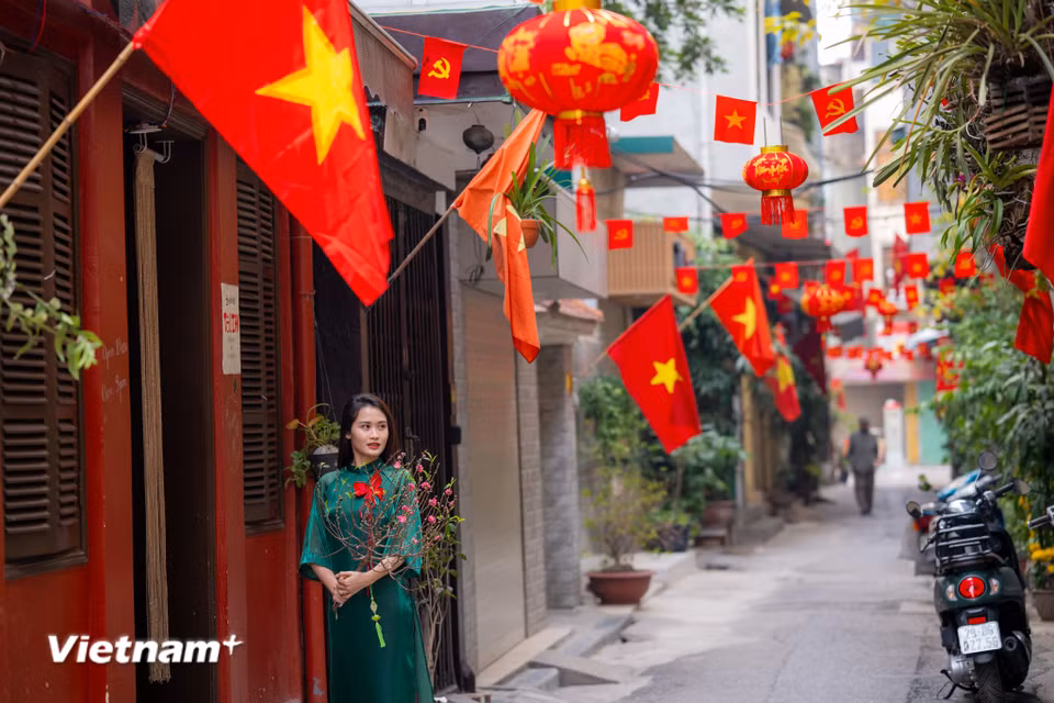 Màu sắc và không khí xuân lan tỏa khắp ngõ ngách, đem lại cảm giác ấm áp và niềm tin vào một năm mới bình an. (Ảnh: Minh Sơn/Vietnam+)