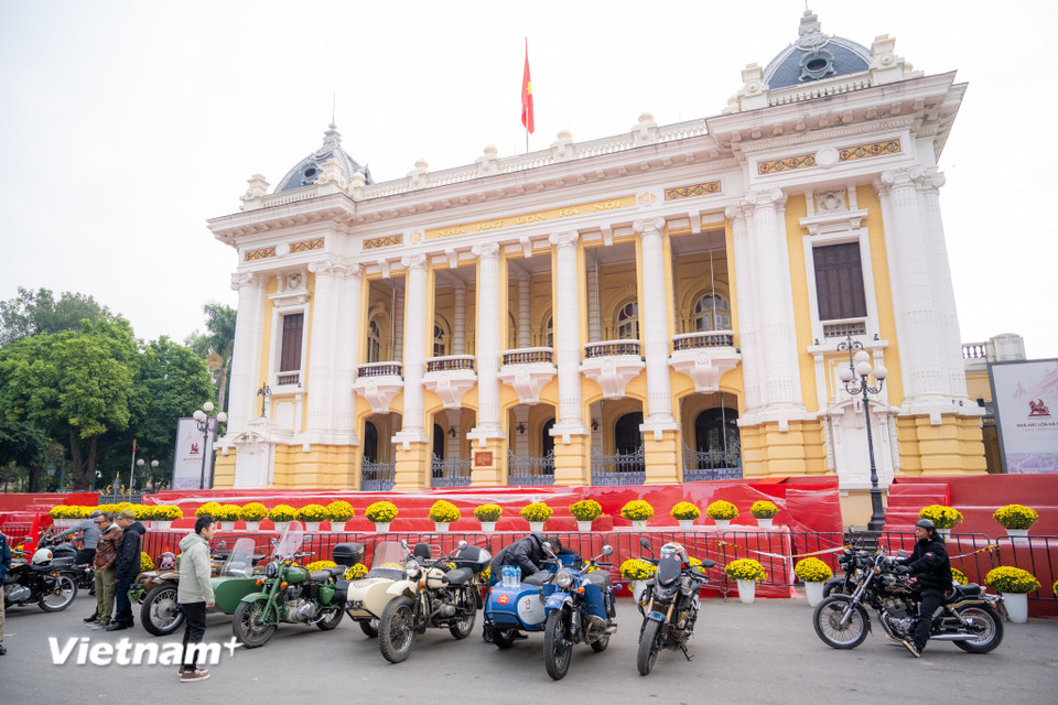 Thay vào đó, Hà Nội trong buổi sáng đầu năm mới lại trở nên đẹp một cách lạ lùng. (Ảnh: Minh Sơn/Vietnam+)