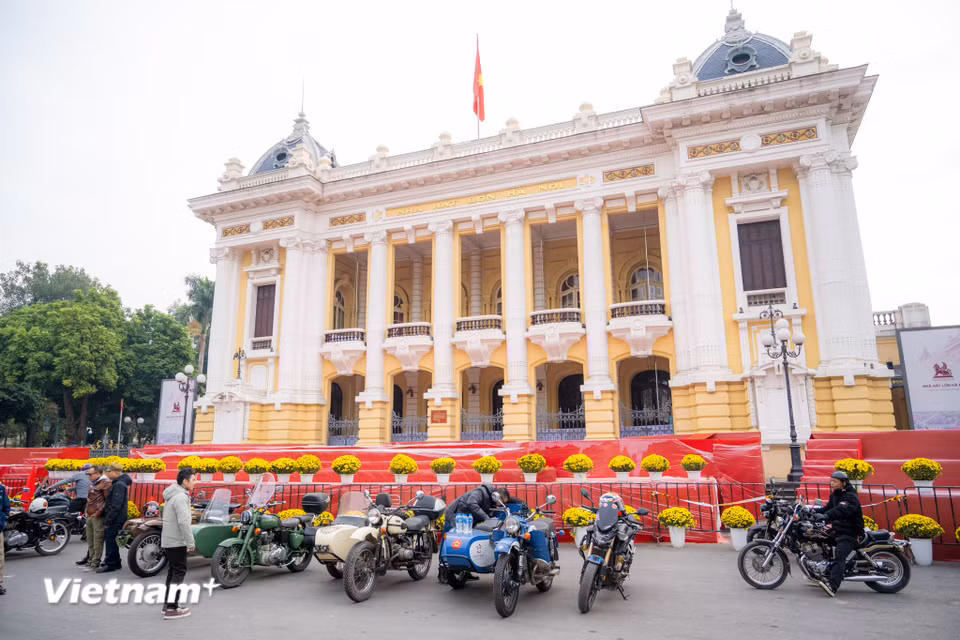 Thay vào đó, Hà Nội trong buổi sáng đầu năm mới lại trở nên đẹp một cách lạ lùng. (Ảnh: Minh Sơn/Vietnam+)
