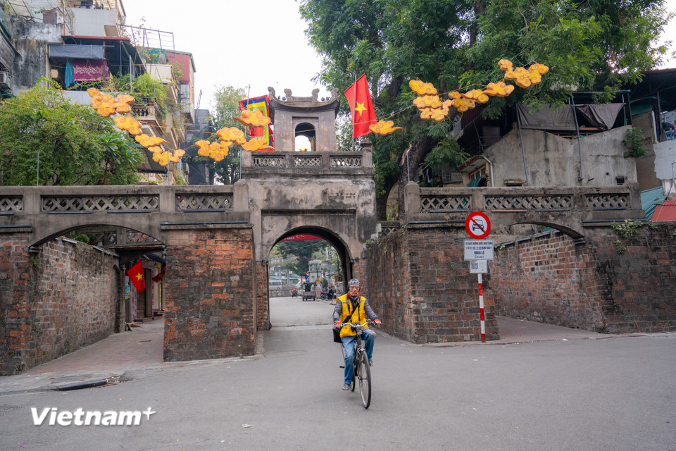Đi dọc theo những con phố nhỏ như Hàng Ngang, Hàng Đào, Ô Quan Chưởng không khó để bắt gặp những cảnh đời thường đơn giản mà đậm chất Hà Nội. (Ảnh: Minh Sơn/Vietnam+)
