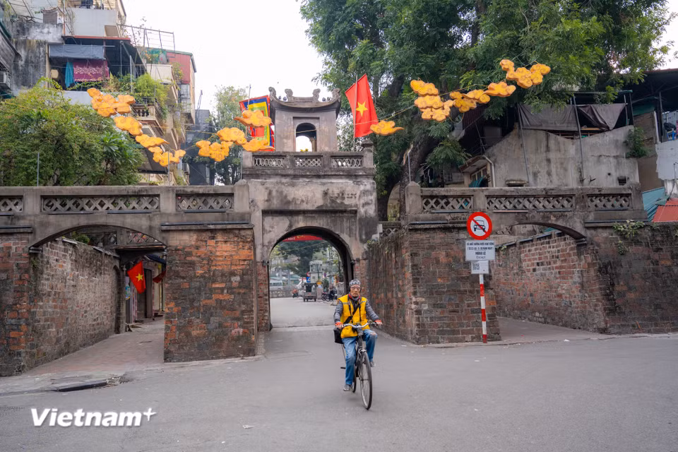 Đi dọc theo những con phố nhỏ như Hàng Ngang, Hàng Đào, Ô Quan Chưởng không khó để bắt gặp những cảnh đời thường đơn giản mà đậm chất Hà Nội. (Ảnh: Minh Sơn/Vietnam+)