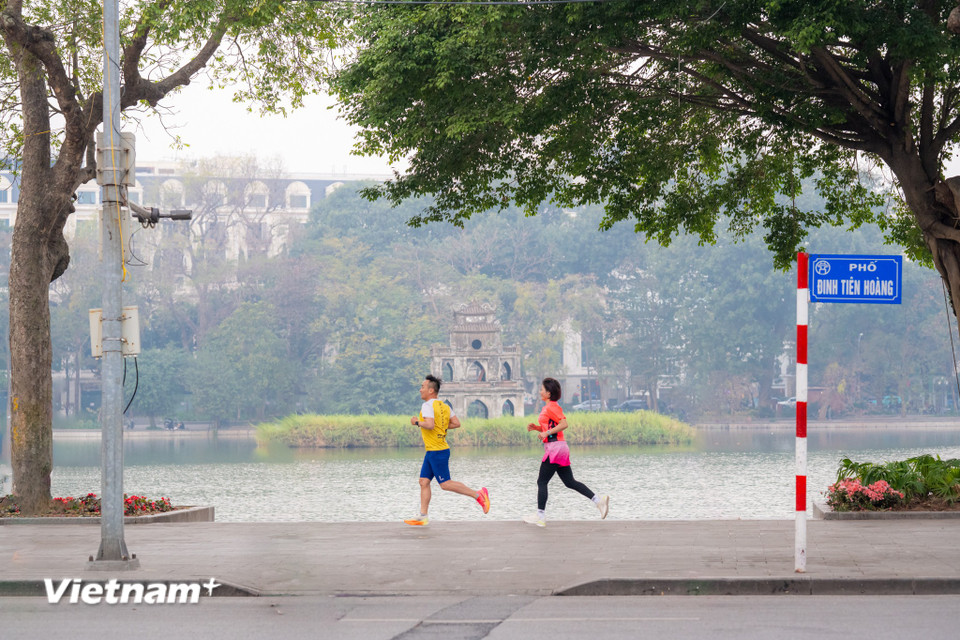 Trên các con phố, thi thoảng bắt gặp bóng dáng của những người dân đạp xe, chạy bộ tập thể dục. (Ảnh: Minh Sơn/Vietnam+)