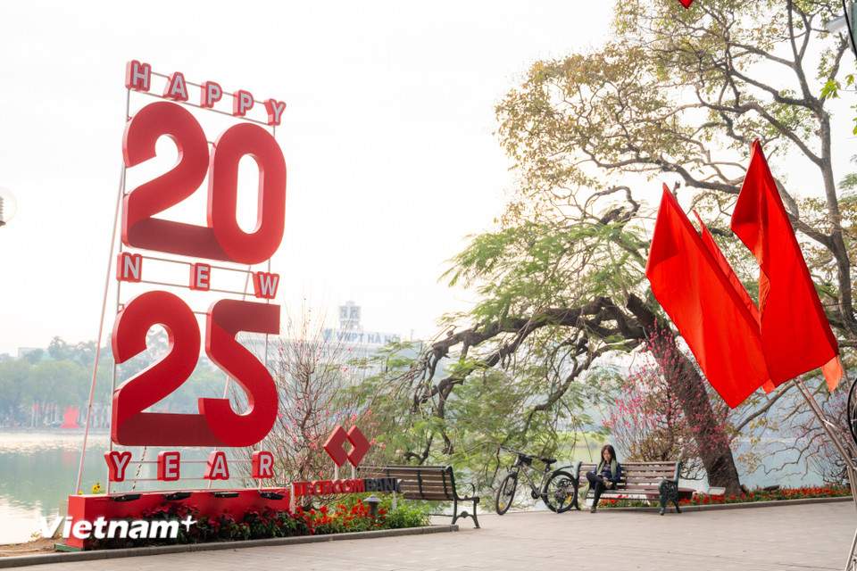 Những góc xưa cũ của Hồ Gươm được tô điểm bởi những hàng cây khẳng khiu đang mùa chuẩn bị thay lá. (Ảnh: Minh Sơn/Vietnam+)