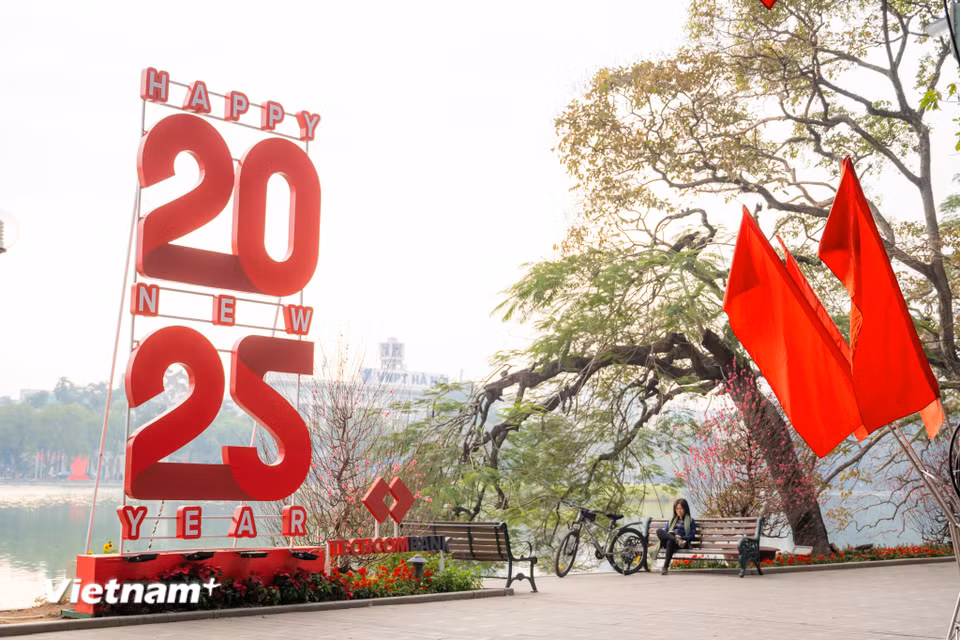 Những góc xưa cũ của Hồ Gươm được tô điểm bởi những hàng cây khẳng khiu đang mùa chuẩn bị thay lá. (Ảnh: Minh Sơn/Vietnam+)