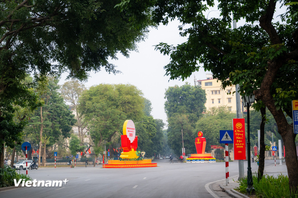 Các tuyến phố thường ngày đông đúc người qua lại nay chỉ có lác đác xe cộ qua lại. Không còn cảnh ồn ào, tắc nghẹt giao thông hay những góc phố ngổn ngang hàng quán vỉa hè. (Ảnh: Minh Sơn/Vietnam+)