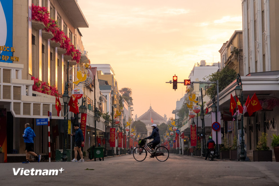Sáng mùng 1 Tết Nguyên đán Ất Tỵ 2025, phố phường Hà Nội hiện lên với một diện mạo khác lạ, yên tĩnh và thanh bình đến lạ thường. (Ảnh: Minh Sơn/Vietnam+)