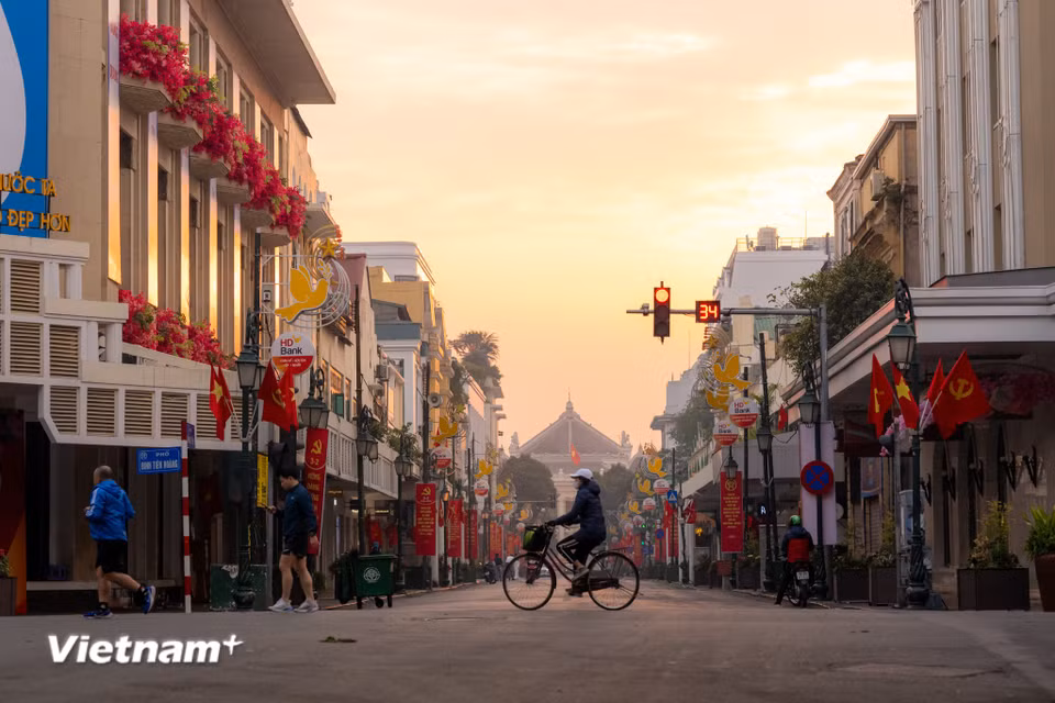 Sáng mùng 1 Tết Nguyên đán Ất Tỵ 2025, phố phường Hà Nội hiện lên với một diện mạo khác lạ, yên tĩnh và thanh bình đến lạ thường. (Ảnh: Minh Sơn/Vietnam+)