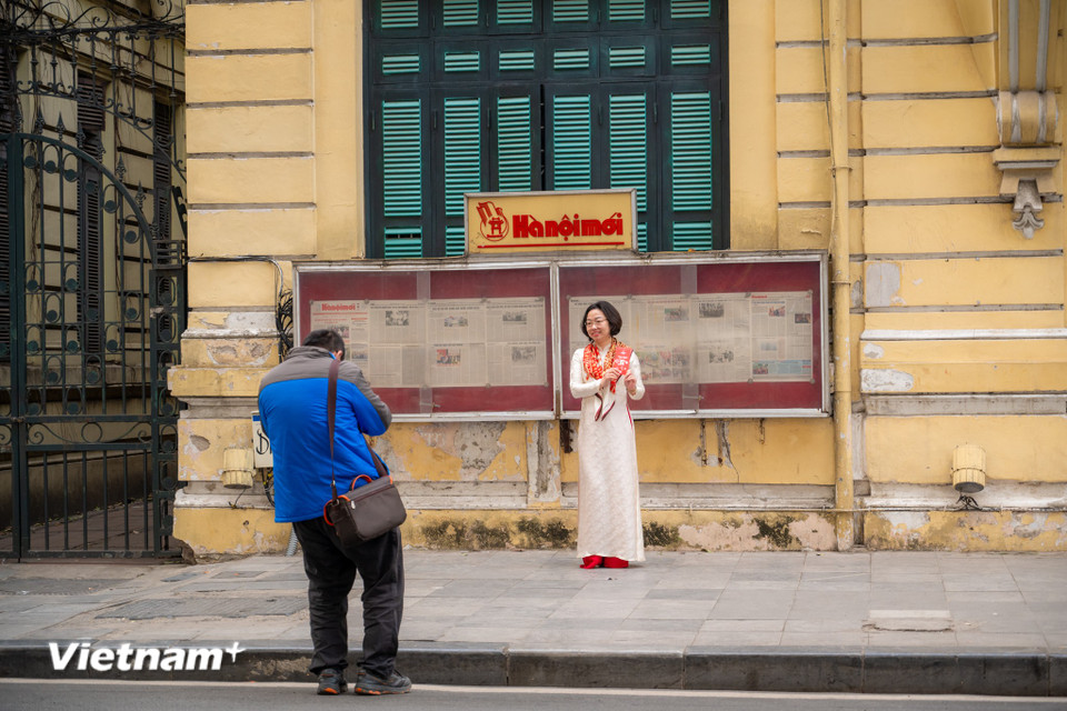 Góc đọc báo của báo Hà Nội Mới từ lâu đã trở thành địa chỉ quen thuộc được người dân Thủ đô tìm đến để chụp ảnh. (Ảnh: Minh Sơn/Vietnam+)