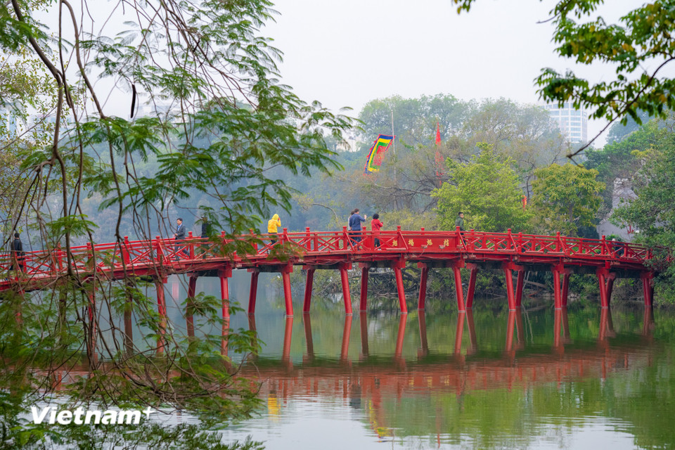 Tại khu vực hồ Gươm, những ánh nắng đầu tiên của năm mới phản chiếu hình bóng cầu Thê Húc và đền Ngọc Sơn linh thiêng. (Ảnh: Minh Sơn/Vietnam+)