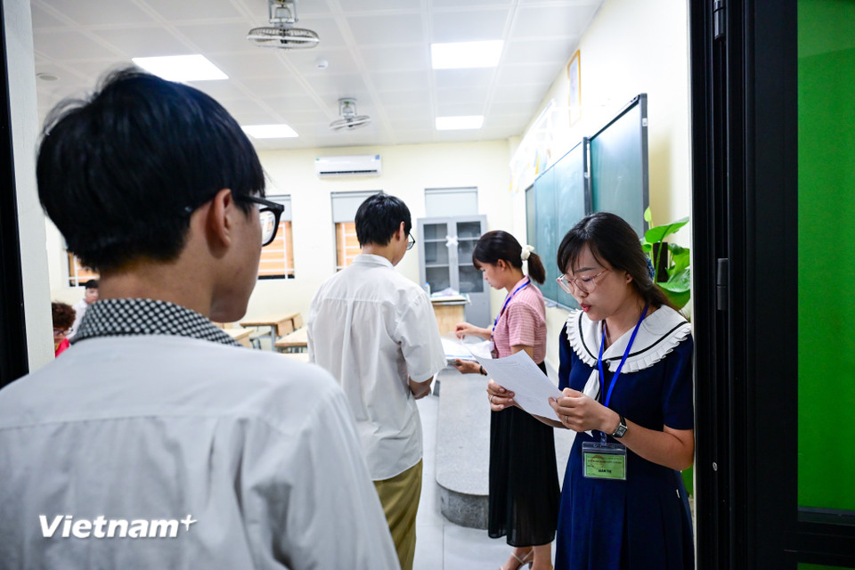 Đúng 6 giờ 45, các thí sinh bước vào phòng thi. (Ảnh: Minh Sơn/Vietnam+)