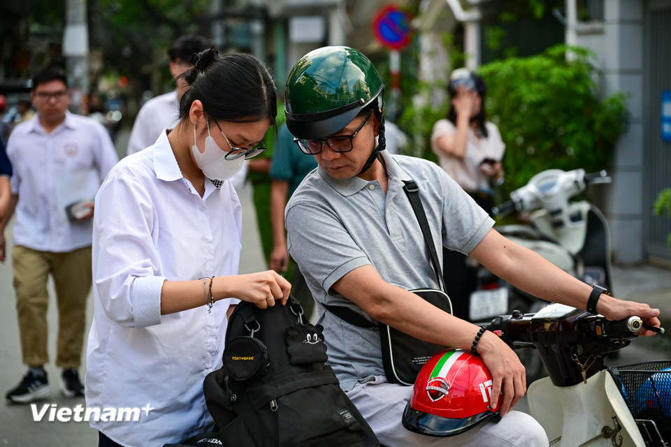 Nhiều phụ huynh đưa con em mình đến điểm thi. (Ảnh: Minh Sơn/Vietnam+)