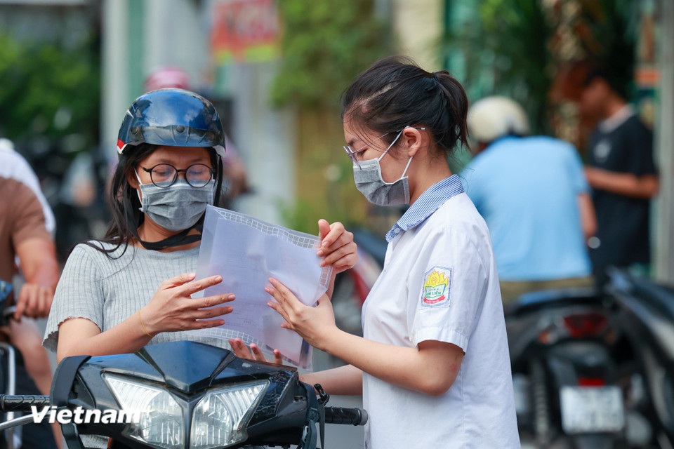 Tại điểm thi trường Trung học Cơ sở Giảng Võ, ngay từ sớm hàng trăm thí sinh đã có mặt để sẵn sàng cho kỳ thi quan trọng nhất cuộc đời. (Ảnh: Minh Sơn/Vietnam+)