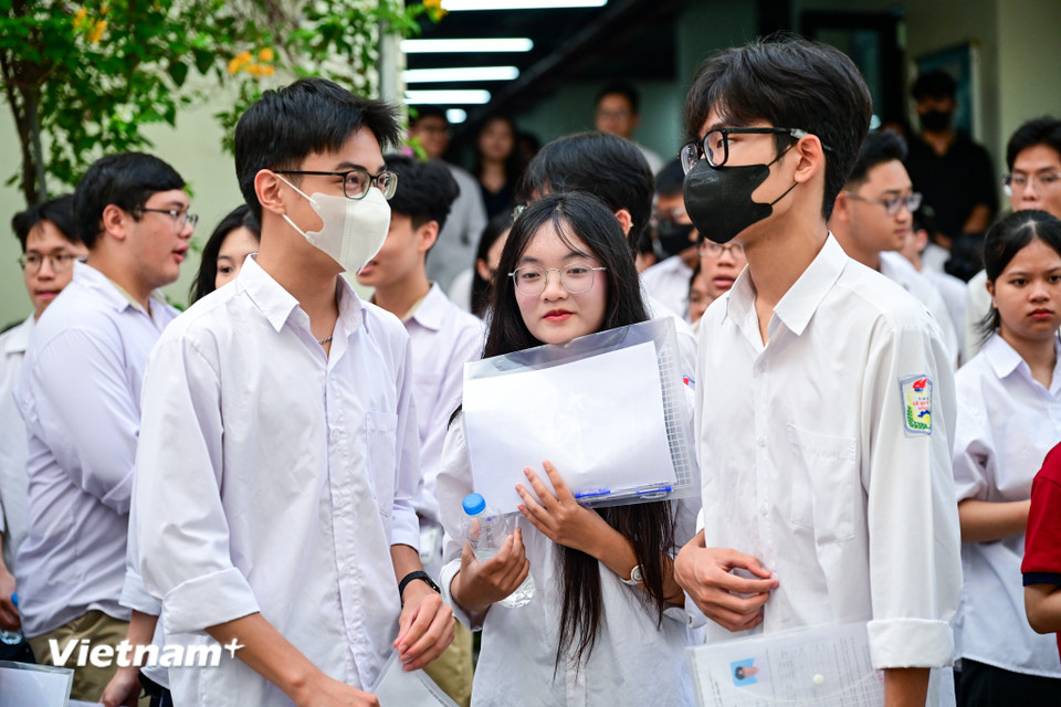 Các thí sinh sẽ bắt đầu với bài thi đầu tiên là môn Ngữ văn, thời gian 120 phút, theo hình thức thi tự luận. (Ảnh: Minh Sơn/Vietnam+)