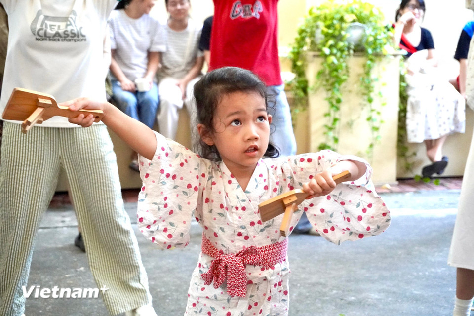 Minh Anh, em bé lai Việt - Nhật say mê trong điệu múa Yosakoi rực rỡ. “Con thích múa Yosakoi vì vui và nhiều màu sắc, giống như lễ hội ở cả Việt Nam và Nhật Bản," em chia sẻ với nụ cười rạng rỡ. (Ảnh: Nguyễn Tâm/Vietnam+)