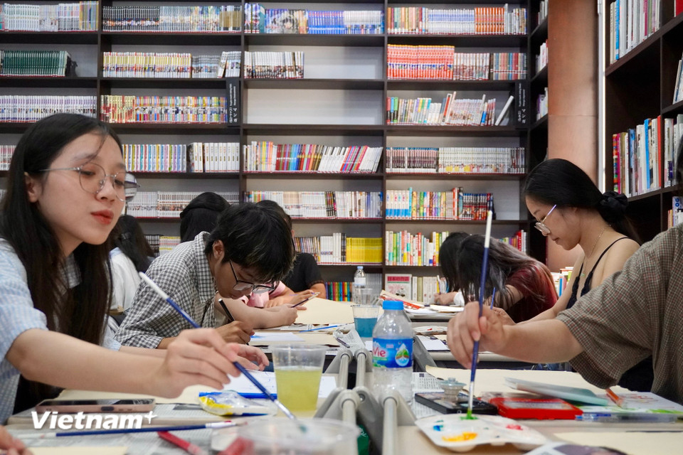 Sắc thu dịu nhẹ như đánh thức cảm hứng sáng tạo trong từng khung ảnh, nét vẽ, điệu múa. (Ảnh: Nguyễn Tâm/Vietnam+)