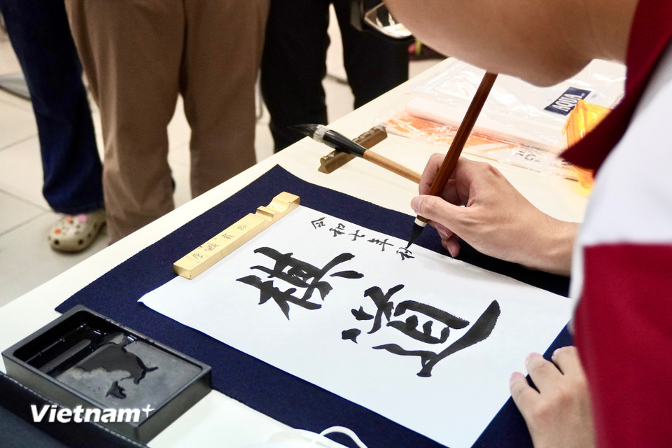 Mùa thu ở Nhật Bản được trân quý như khoảnh khắc để sống chậm lại, tận hưởng hiện tại và hòa mình vào thiên nhiên, từ đó nuôi dưỡng sự phong phú về tinh thần và thể chất. (Ảnh: Nguyễn Tâm/Vietnam+)