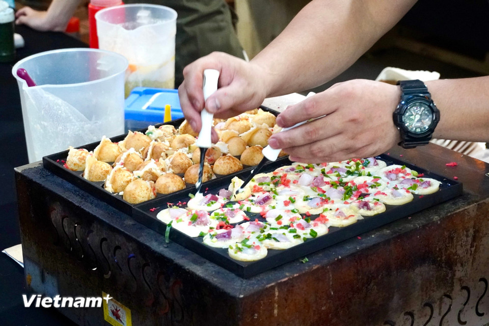 Sự hấp dẫn của mùa thu còn được thể hiện qua ẩm thực. Du khách có thể thưởng thức những món ăn của Nhật Bản tại gian hàng ẩm thực và đồ uống. (Ảnh: Nguyễn Tâm/Vietnam+)