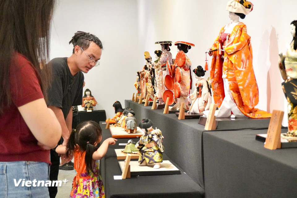 Khoảnh khắc dịu dàng bên búp bê Ningyo, nơi vẻ đẹp truyền thống gặp gỡ niềm vui hiện đại. (Ảnh: Nguyễn Tâm/Vietnam+)