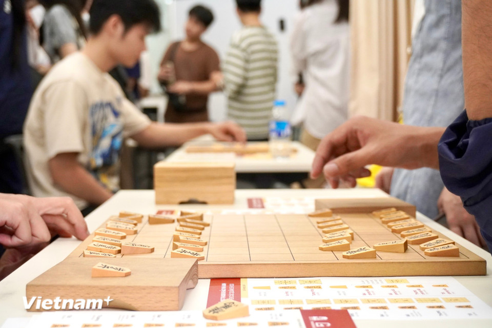 Shogi là trò chơi cờ truyền thống của Nhật Bản, có cùng nguồn gốc với cờ vua và cờ tướng Trung Hoa. Câu lạc bộ Shogi Việt Nam phổ biến bộ môn shogi - nét đẹp văn hóa của đất nước Mặt Trời mọc cho công chúng tại Việt Nam. (Ảnh: Nguyễn Tâm/Vietnam+)