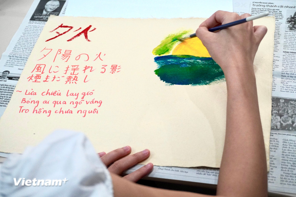 Người tham dự say sưa sáng tác trong workshop làm thơ Haiku - nét đẹp tinh tế của văn hóa Nhật Bản.(Ảnh: Nguyễn Tâm/Vietnam+)