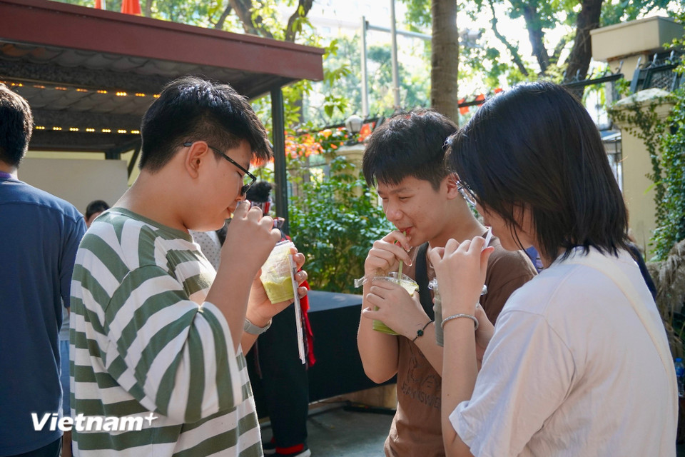 Houjicha latte là loại trà xanh rang của Nhật Bản, có hương thơm ấm áp, vị hạt rang nhẹ và hậu vị mượt mà tự nhiên. “Trà thơm mát, uống vào thấy chill như đang ở Nhật luôn” - cảm xúc của các bạn trẻ khi thưởng thức một nét văn hóa của Nhật Bản. (Ảnh: Nguyễn Tâm/Vietnam+)