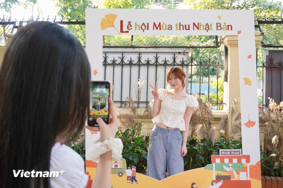 Trong hai ngày 18–19/10/2025, Trung tâm Giao lưu Văn hóa Nhật Bản tại Việt Nam (Hà Nội) đã diễn ra sự kiện “Aki Matsuri – Lễ hội Mùa thu Nhật Bản”. Không gian nơi đây mang đến không gian trải nghiệm văn hóa xứ Phù Tang với âm nhạc City Pop, bánh Takoyaki, trò chơi Kendama và ly Houjicha latte ấm nóng, đồng thời tạo cầu nối giao lưu giữa người dân Hà Nội và bạn bè Nhật Bản. (Ảnh: Nguyễn Tâm/Vietnam+)