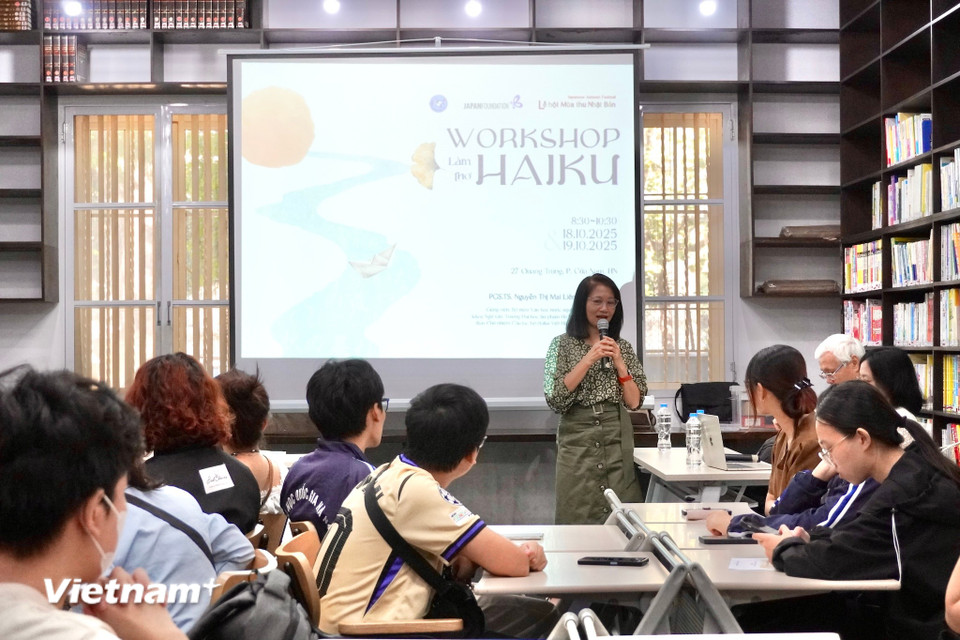 Ở Nhật Bản, mùa thu đánh dấu bước chuyển mình từ cái nóng oi ả sang thời tiết trời mát mẻ, đây chính là mùa khơi dậy cảm hứng sáng tạo và tình yêu cái đẹp. Giống như Hà Nội, nơi gió heo may và nắng vàng báo hiệu một khoảng thời gian yên ả, dễ chịu.Người Nhật thường gọi đây là “~no Aki”, ví như mùa thu của đọc sách, của nghệ thuật, của thi ca nuôi dưỡng tâm hồn con người. (Ảnh: Nguyễn Tâm/Vietnam+)