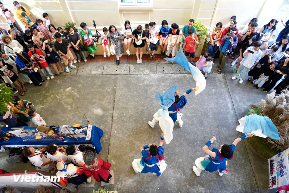 Không gian lễ hội rực rỡ đem đến cho các du khách có thể cảm nhận sắc màu, hương vị và thanh âm của mùa thu đất nước mặt trời mọc. (Ảnh: Nguyễn Tâm/Vietnam+)