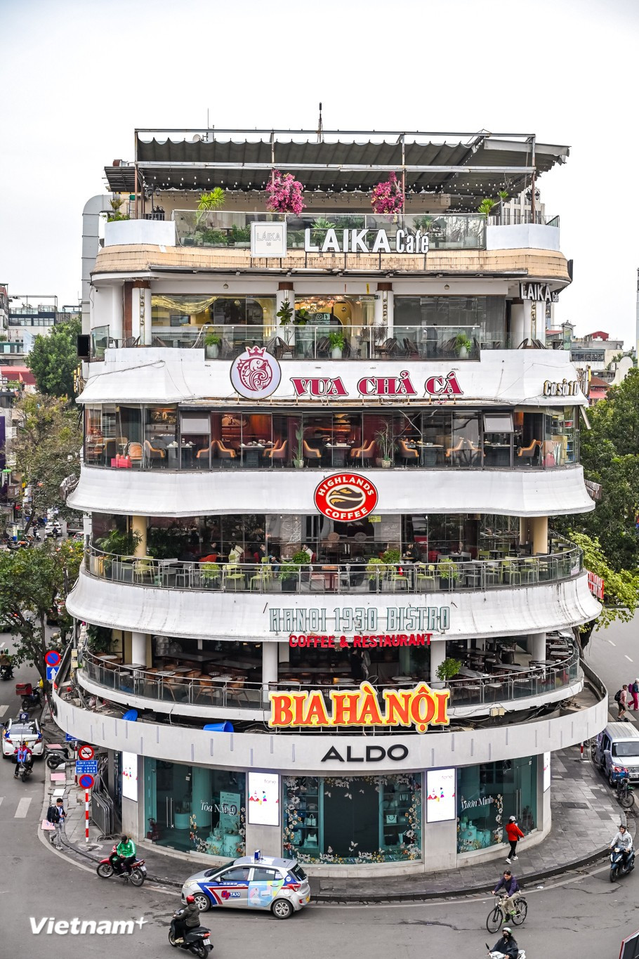 Mặt trước tòa nhà hướng ra Quảng trường Đông Kinh Nghĩa Thục, mặt trái hướng ra bờ Hồ Hoàn Kiếm, mặt phải giáp với phố Cầu Gỗ. Tại tầng thượng có thể quan sát toàn bộ khu vực hồ Hoàn Kiếm. (Ảnh: Minh Sơn/Vietnam+)