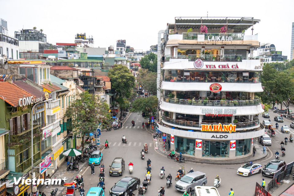 Sau hơn 30 năm khai trương, tòa nhà “Hàm cá mập” đã trở thành một điểm nhấn kiến trúc quan trọng ở khu vực quận Hoàn Kiếm, là một trong những địa điểm có lượt ghé thăm nhiều nhất Hà Nội. (Ảnh: Minh Sơn/Vietnam+)