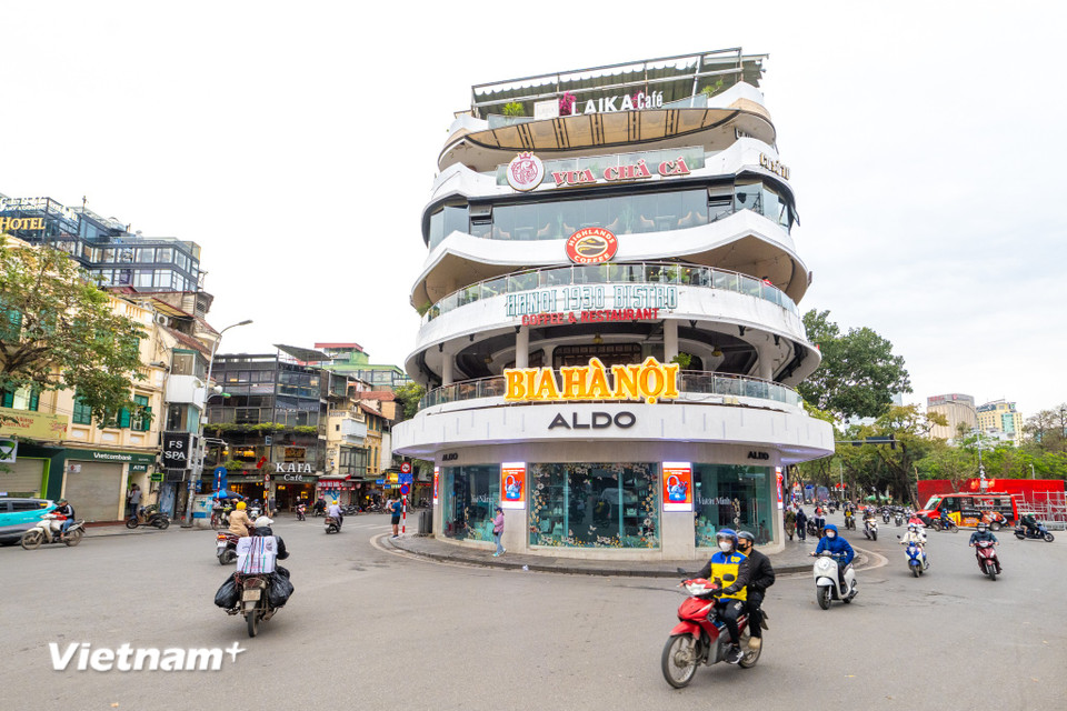 Công trình được khởi công đầu thập niên 1990 và hoàn thành vào năm 1993. Tòa nhà “Hàm cá mập” đã trở thành một điểm nhấn kiến trúc quan trọng ở khu vực quận Hoàn Kiếm, đồng thời là một trong những địa điểm có lượt ghé thăm nhiều nhất Hà Nội. (Ảnh: Minh Sơn/Vietnam+)