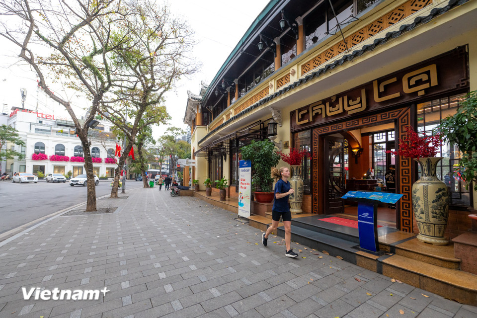 Quảng trường Đông Kinh Nghĩa Thục, nằm ở vị trí kết nối giữa khu di tích quốc gia đặc biệt hồ Hoàn Kiếm phía Bắc và khu phố cổ phía Nam, từ lâu đã được xem là một điểm nhấn văn hóa lịch sử quan trọng của Thủ đô. Việc cải tạo không chỉ nhằm mở rộng không gian công cộng mà còn hướng tới việc bảo tồn và tôn vinh giá trị di sản của khu vực này, đồng thời đáp ứng nhu cầu sử dụng hiện đại của người dân và du khách. (Ảnh: Minh Sơn/Vietnam+)