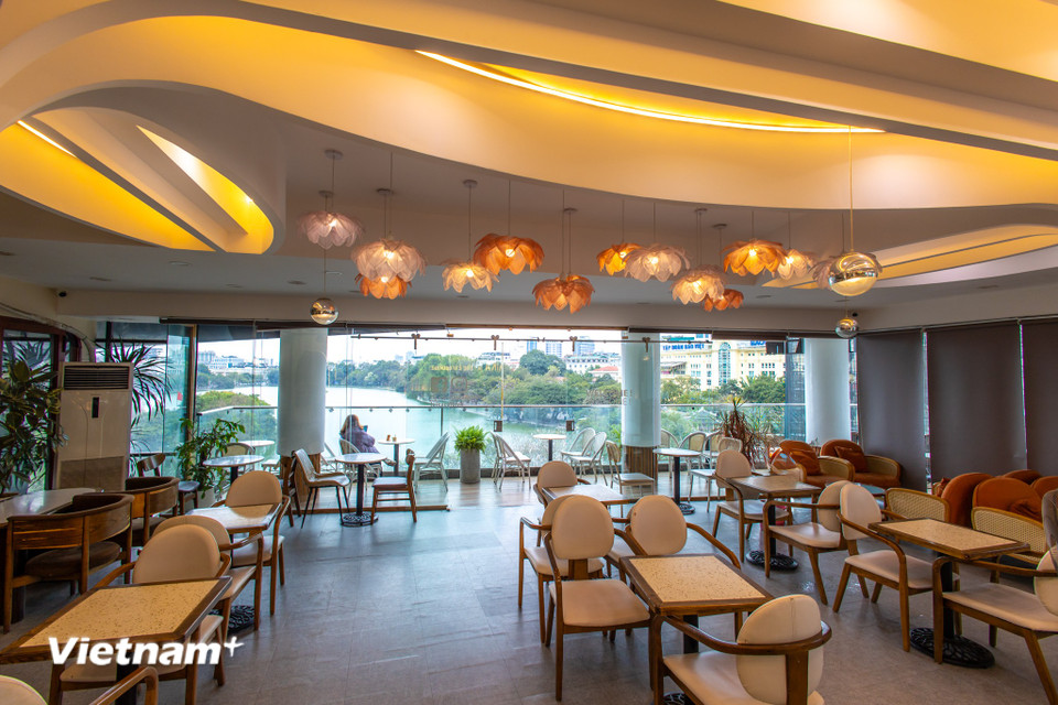 Hà Nội đã tán thành phương án đề xuất phá bỏ tòa nhà “Hàm cá mập” và xây dựng một không gian ngầm tại khu vực quảng trường hiện có, cùng với phần không gian mở rộng sau khi công trình bị dỡ bỏ. Dự kiến, không gian ngầm này sẽ bao gồm khoảng 3 tầng hầm, với các chức năng được đề xuất như khu vực văn hóa, thương mại tại tầng hầm 1, và bãi đỗ xe tại các tầng hầm 2 và 3. Trong trường hợp không bố trí đỗ xe, không gian này có thể được sử dụng linh hoạt cho các mục đích khác. (Ảnh: Minh Sơn/Vietnam+)