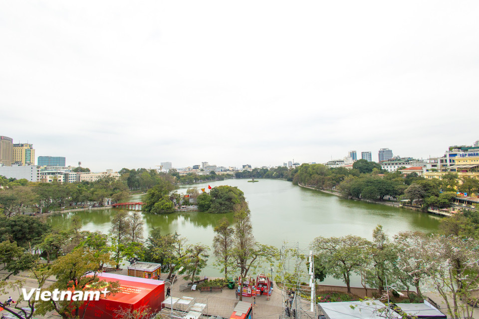 Từ trên toà nhà, du khách có thể nhìn xuống bao quát toàn bộ khu vực Hồ Gươm cũng như Quảng trường Đông Kinh Nghĩa Thục. (Ảnh: Minh Sơn/Vietnam+)