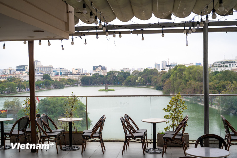 Tòa nhà “Hàm cá mập” là một biểu tượng độc đáo giữa lòng Hà Nội, thu hút bởi thiết kế hiện đại và vị trí đắc địa bên Hồ Gươm. (Ảnh: Minh Sơn/Vietnam+)